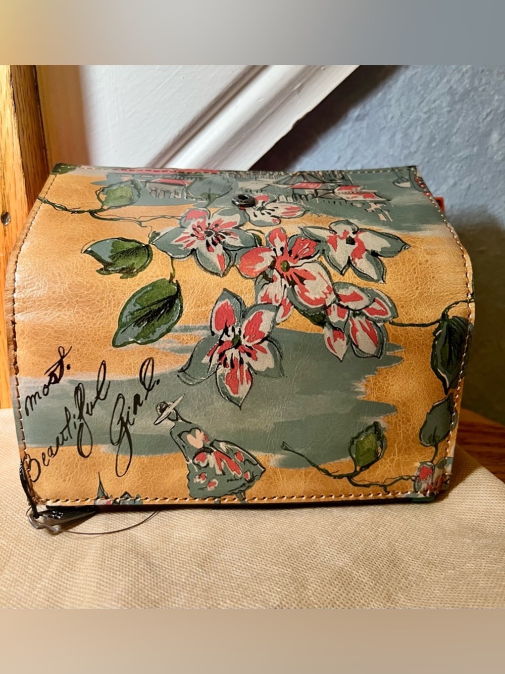 NWT Patricia Nash Leather Nazari Wallet- Beautiful Girl - Picture 4 of 7